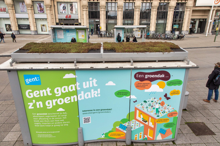 Clear Channel legt groendaken op bushokjes in Gent