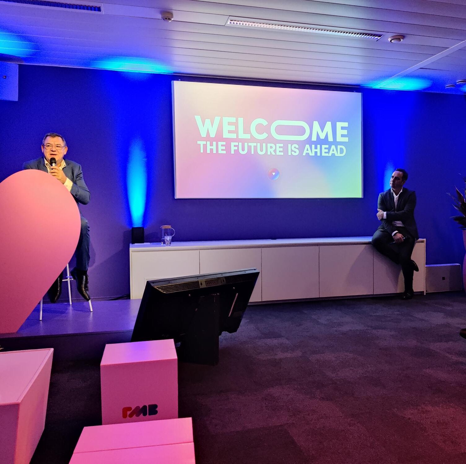 RMB annonce ses nouveaux positionnement, logo et sous-marque lors d’un événement dans son pop-up