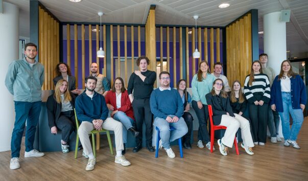 De gauche à droite au deuxième rang : Lise Frand, Atlant Nila & Jessica De Jaegere (Space), Olivia Lohest & Pieter Maesmans (Semetis), Martin Cerfontaine (Dentsu).De gauche à droite au premier rang : Alexis Grégoire (Wavemaker), Céline Bruurs (PHD), Martin Leten (Ogilvy Social.Lab), Caroline Vanderbecq (Initiative), Ahmed Achour (dentsu), Jens Carlier (Mindshare), Laura De Schuytter (Initiative), Laura de Cooman & Coline Ledroit (Havas Media), Alessa Van Cottem (Mindshare).