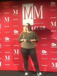 Lotte Ceulemans avec le trophée YMCE Data Driven sur le podium du MM Tech.