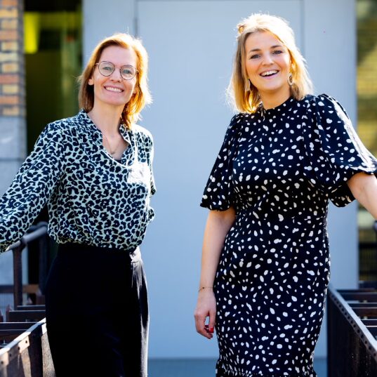 Sara Vercauteren en Anja Peleman geven de fakkel van managing directors van Bepublic Group door