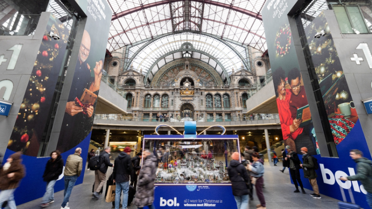 Bol tovert stations om tot kerstetalage met Bauer Media Outdoor