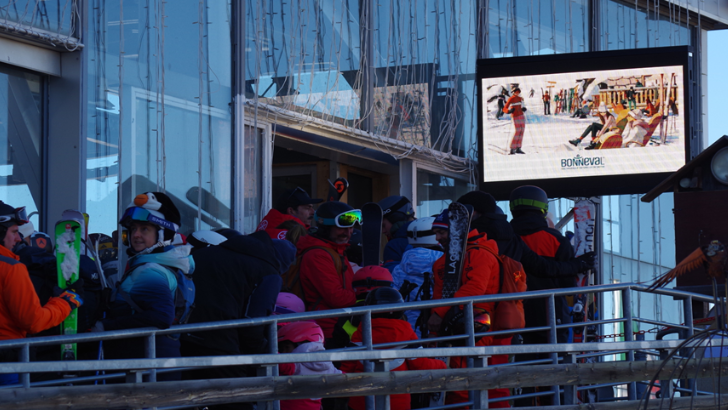 Bauer Media Outdoor Belgium touche les skieurs belges grâce au DOOH dans les Alpes françaises
