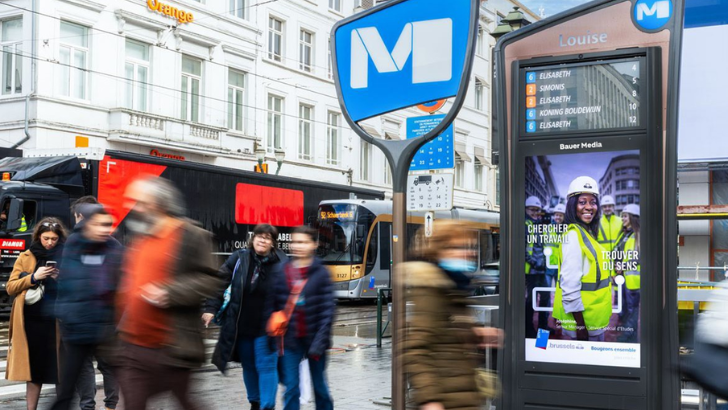Les totems du métro bruxellois récompensés par un Red Dot Award 2026